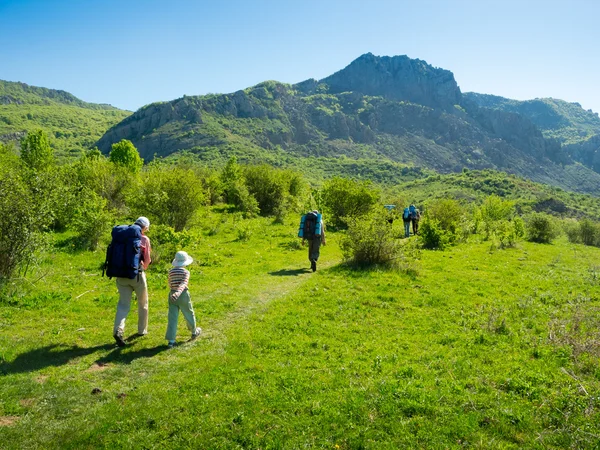 Wandelaars groep wandeltochten in Krim — Stockfoto