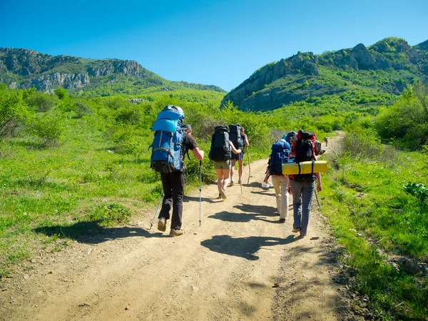 徒步旅行者集团在克里米亚徒步旅行 — 图库照片