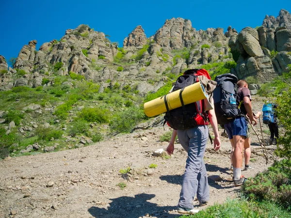 Hikers group trekking in Crimea — Stock Photo, Image