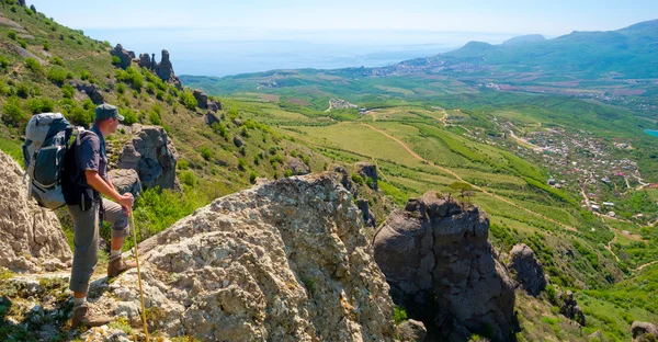 Randonneur apprécie le paysage — Photo