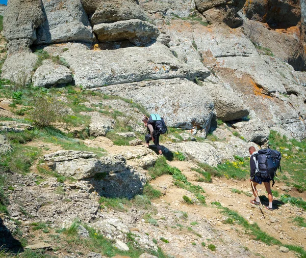 Vandrare grupp trekking i Krim — Stockfoto