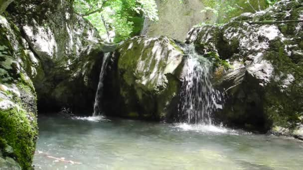 Creek med litet vattenfall på Krim — Stockvideo