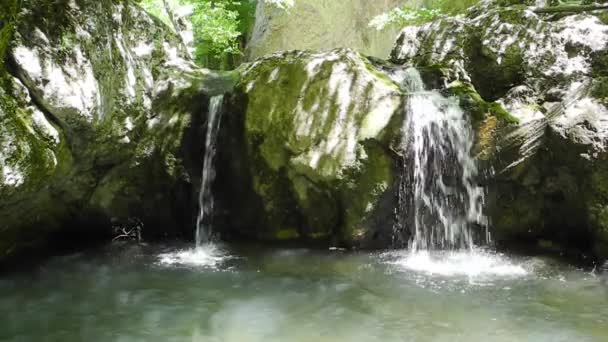 Bach mit kleinem Wasserfall auf der Krim — Stockvideo