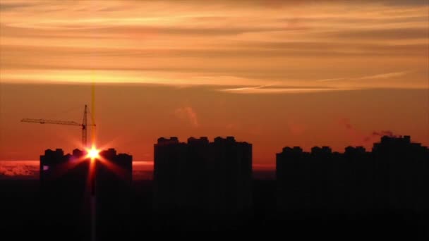 太陽の上昇都市の時間経過 — ストック動画