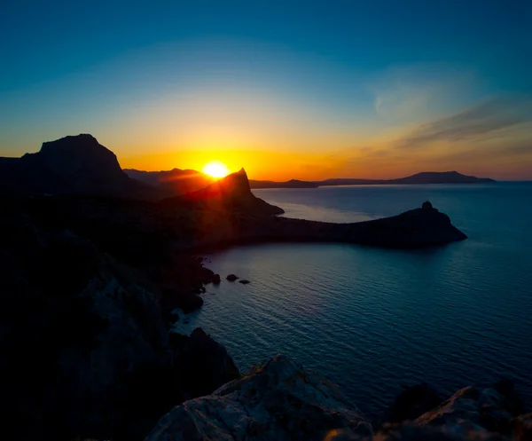 Schöner Sonnenaufgang in der Nähe von novyi svet, Krim — Stockfoto