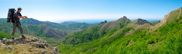 Randonneur apprécie le paysage — Photo