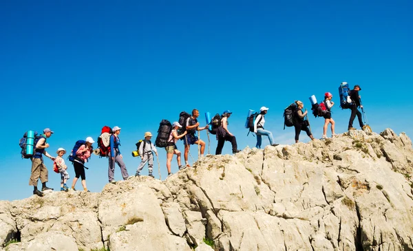 Trekking di gruppo escursionisti in Crimea — Foto Stock