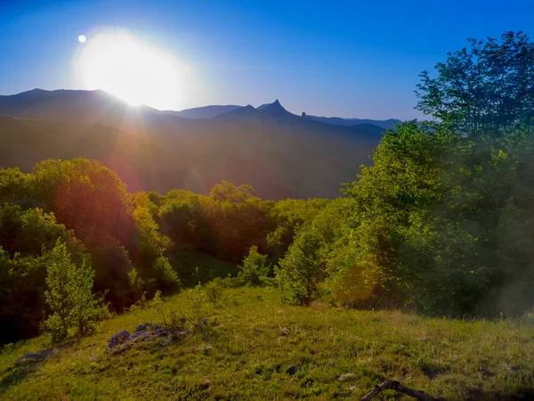 Zomer berglandschap op de Krim — Stockfoto