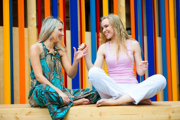 Dvě mladé ženy baví — Stock fotografie