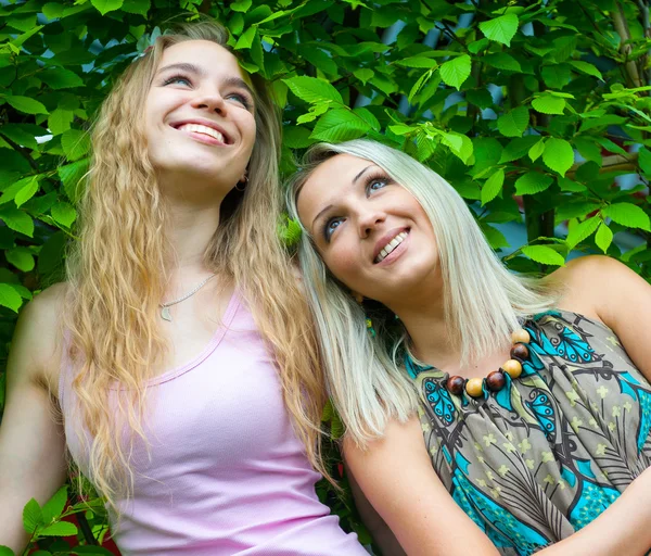 Two young women relaxing — Stock Photo, Image