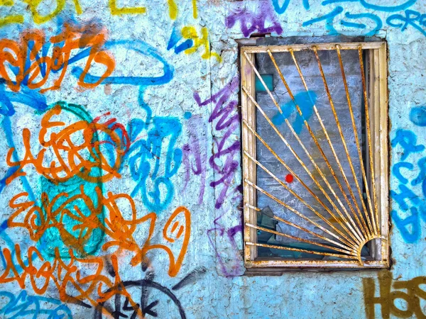 Fenêtre barrée, mur avec graffiti — Photo