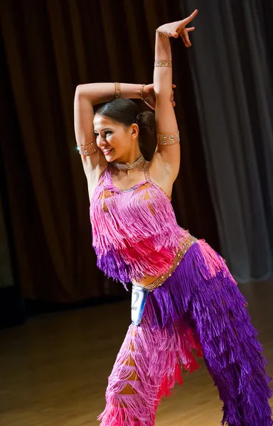 Female dancer performs — Stock Photo, Image