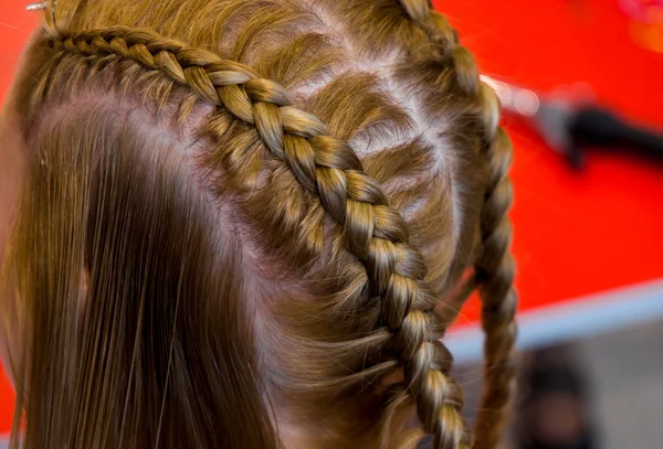 Hairdresser makes braids — Stock Photo, Image