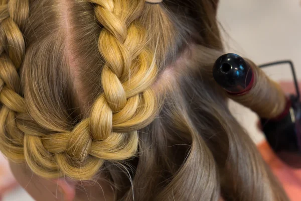 Hairdresser makes braids — Stock Photo, Image