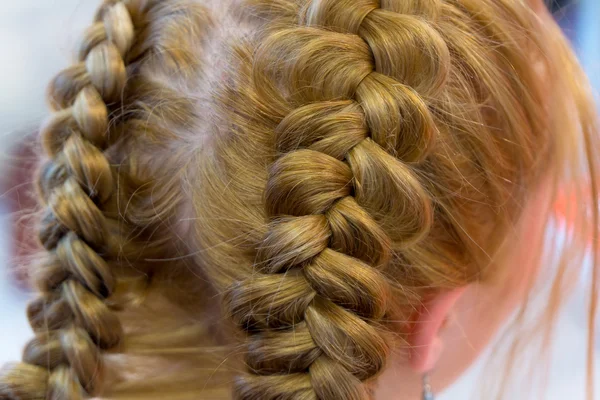 Hairdresser makes braids — Stock Photo, Image
