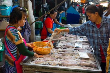 maeklong demiryolu market
