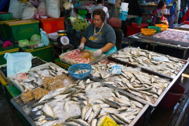 maeklong demiryolu market