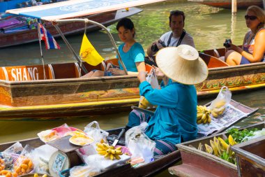 Damnoen saduak yüzen çarşı