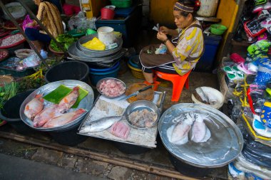 maeklong demiryolu market
