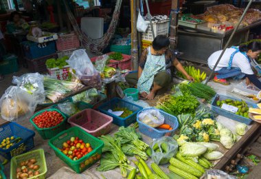 maeklong demiryolu market