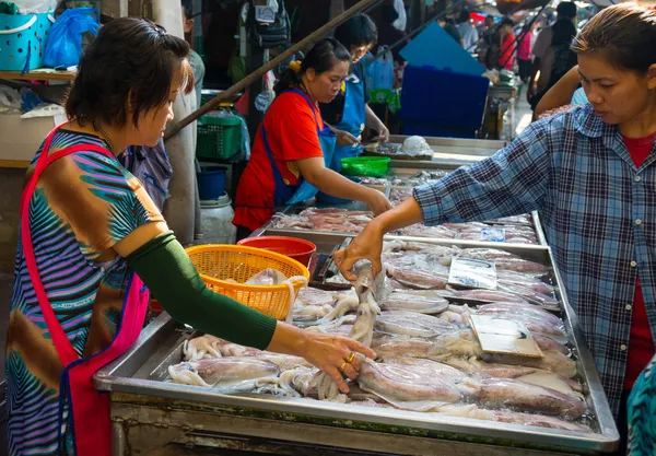 Maeklong залізничні ринку — стокове фото