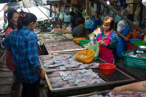 Maeklong залізничні ринку — стокове фото