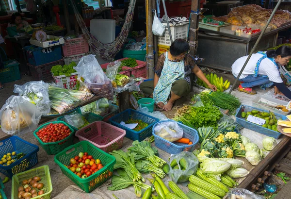 Mercato ferroviario di Maeklong — Foto Stock