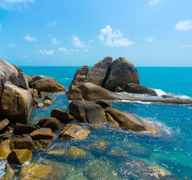 samui Adası üzerinde kayalık sahil şeridi