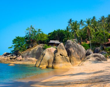 samui Adası üzerinde kayalık sahil şeridi