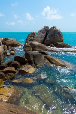 samui Adası üzerinde kayalık sahil şeridi