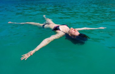 genç kadın sakin bir deniz yıldızı gibi