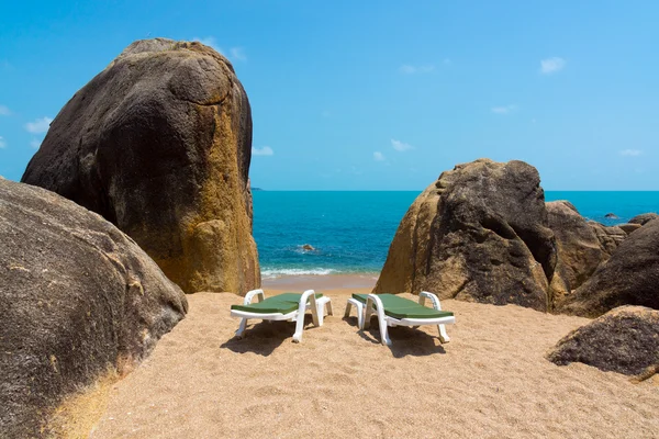 Twee lounge stoelen op het strand — Stockfoto