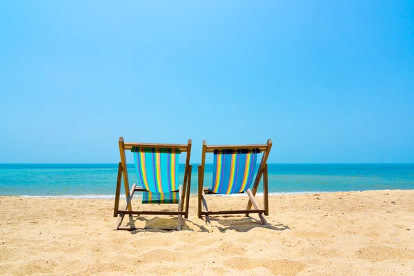 2 leżakami na plaży — Zdjęcie stockowe