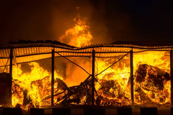 Пожар на складе — стоковое фото