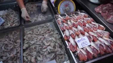 taze craw balıklar ve karides Tayland piyasada