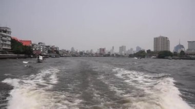 turistler chao phraya Nehri üzerinde seyahat