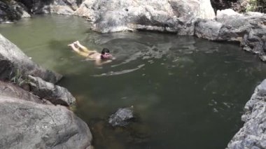 genç kadın yüzmek, dağ dere