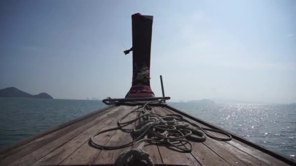 Bootsfahrt auf dem andamanischen Meer zu den Inseln in Thailand — Stockvideo