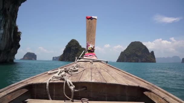 Pływanie łódką na Morzu Andamańskim na wyspy w Tajlandii — Wideo stockowe