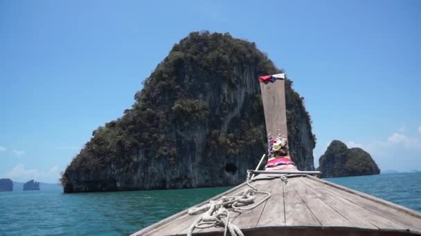 Pływanie łódką na Morzu Andamańskim na wyspy w Tajlandii — Wideo stockowe