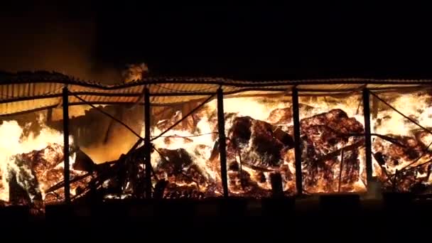 Пожар на промышленном складе — стоковое видео