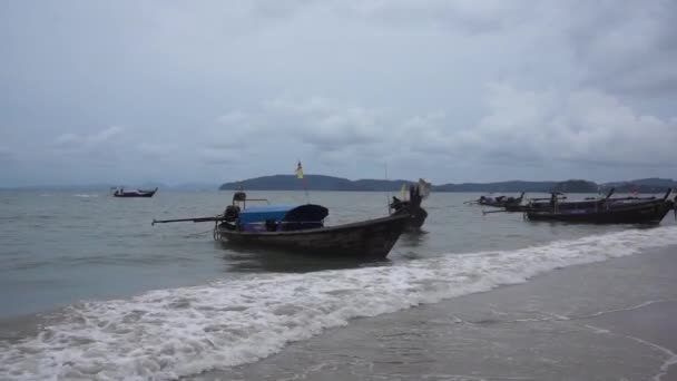 Μακρά ουρά βάρκες σε παραλία ao nang στο krabi, Ταϊλάνδη — Αρχείο Βίντεο