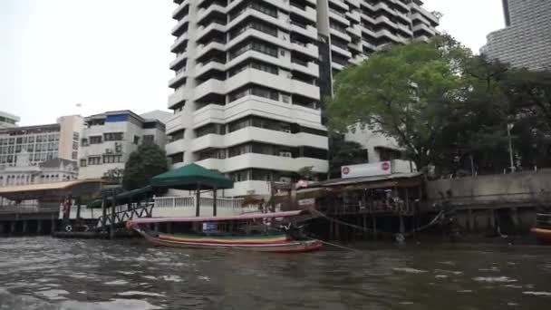 Toeristen reizen op de chao phraya-rivier — Stockvideo