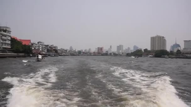 Tourists travel on the Chao Phraya river — Stock Video