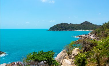 samui Adası üzerinde kayalık sahil şeridi