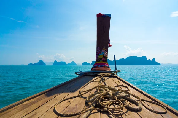 Катание на лодке по Андаманскому морю — стоковое фото