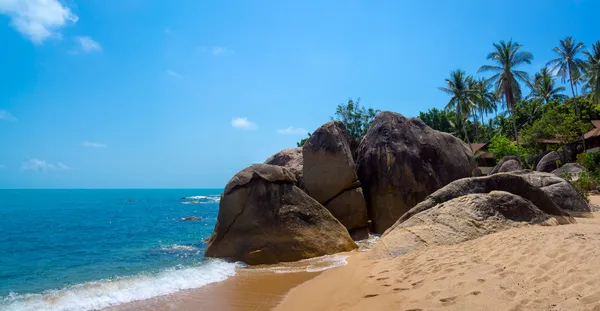 Rotsachtige kustlijn op samui eiland — Stockfoto