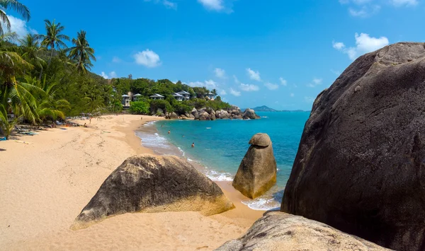 Felsige Küste auf der Insel Samui — Stockfoto