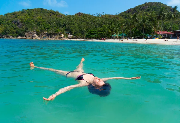 Jonge vrouw ontspannen als een zee-ster — Stockfoto