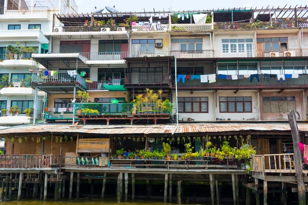 Szegény otthon homlokzat Bangkokban — Stock Fotó